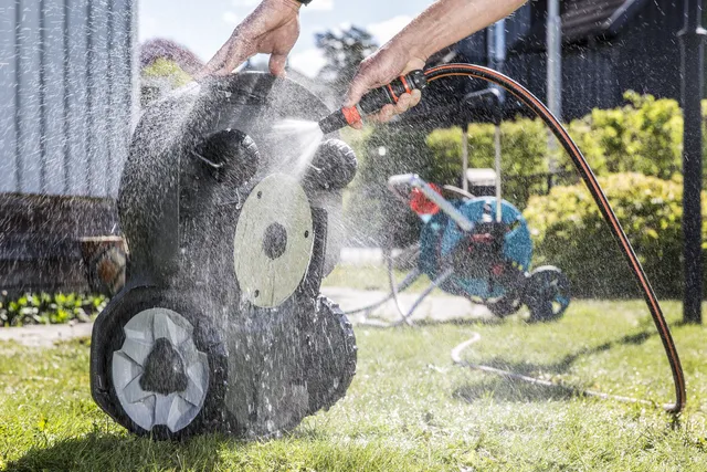 Husqvarna Automower 440 robot koszący mycie wężem Husqvarna Automower 440 robot koszący mycie wężem